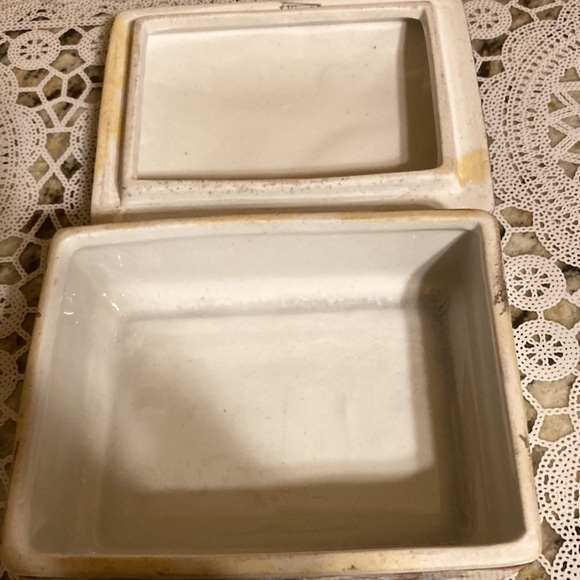 Vintage Porcelain Chinoiserie Decorative Trinket Box. Hand Painted with flowers - Picture 10 of 10